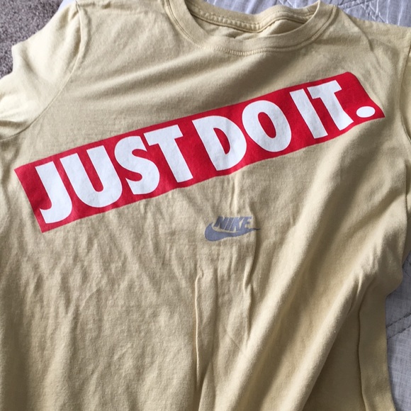 Nike pastel yellow tshirt - Picture 2 of 3